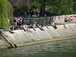  jeunes discutant su soleil, sur les berges de la Seine